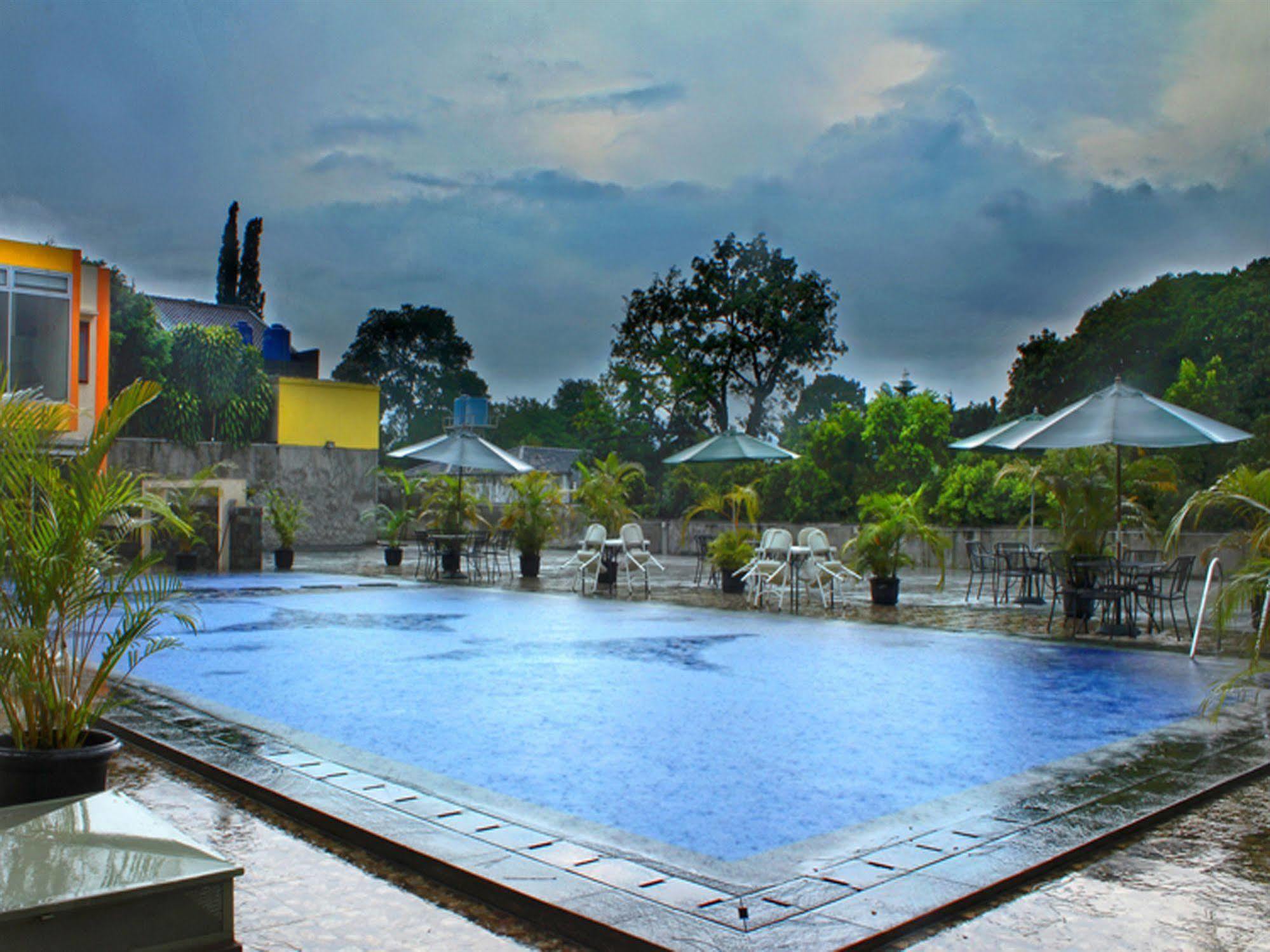 Collection O 295 Grha Ciumbuleuit Guest House Bandung Ngoại thất bức ảnh